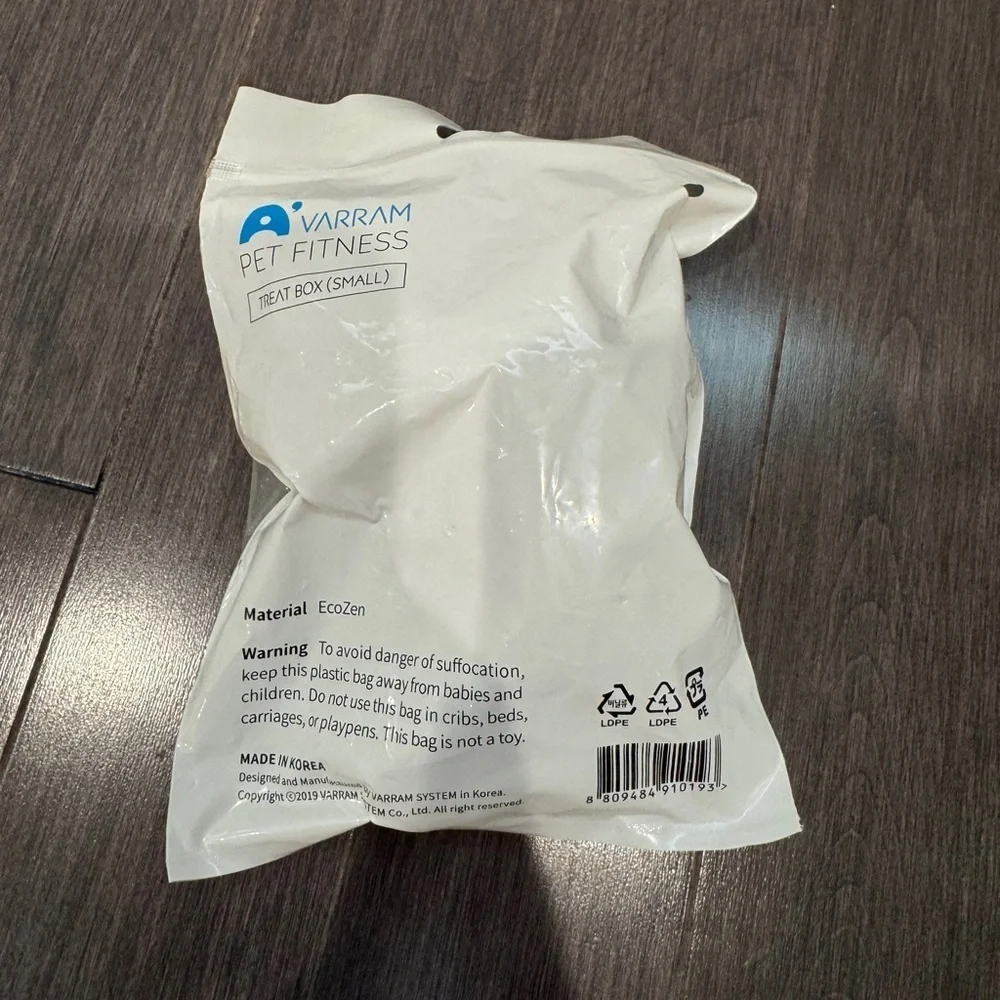 NWT Varram Pet Fitness Dog Toy - White Small Treat Box